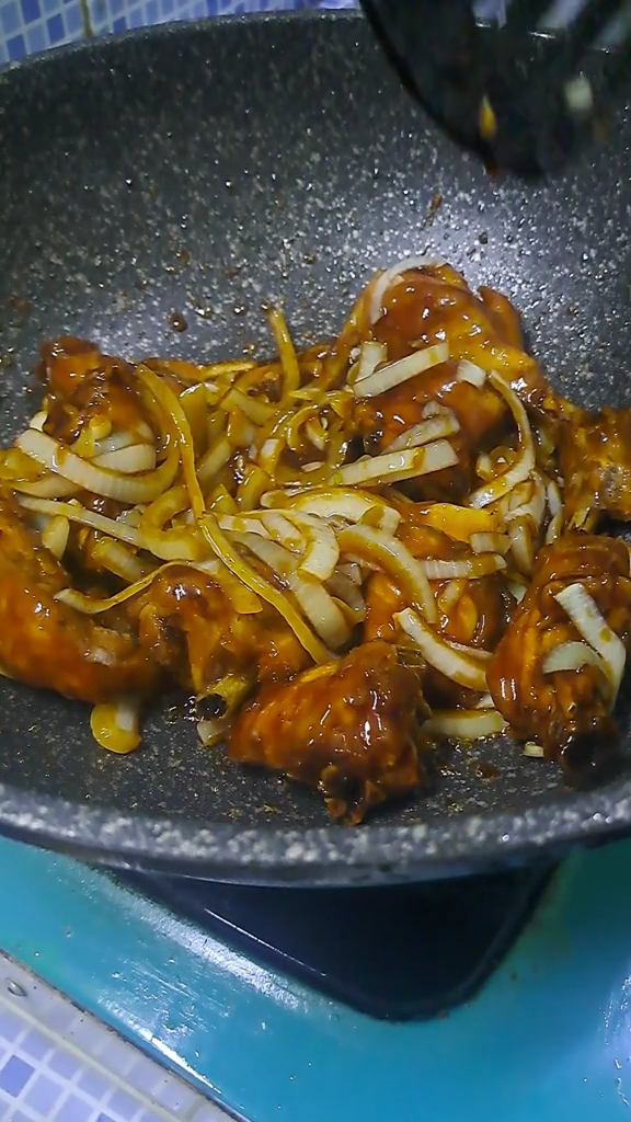 Trik mudah bikin ayam kecap yang antialot dan bumbunya meresap sempurna, cuma tambah 1 bahan dapur