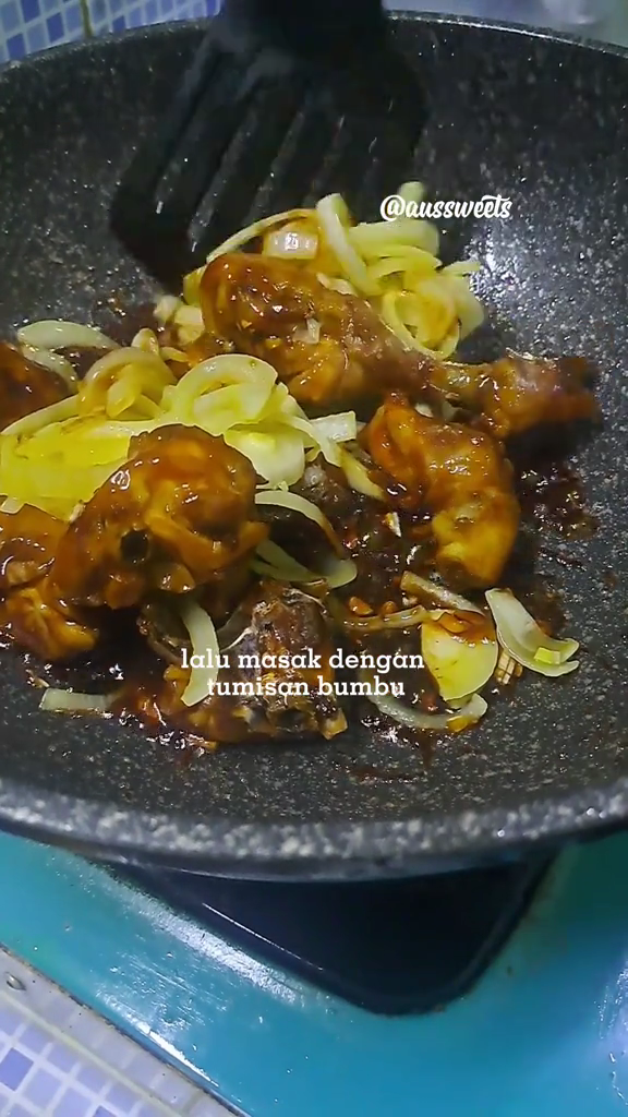 Trik mudah bikin ayam kecap yang antialot dan bumbunya meresap sempurna, cuma tambah 1 bahan dapur