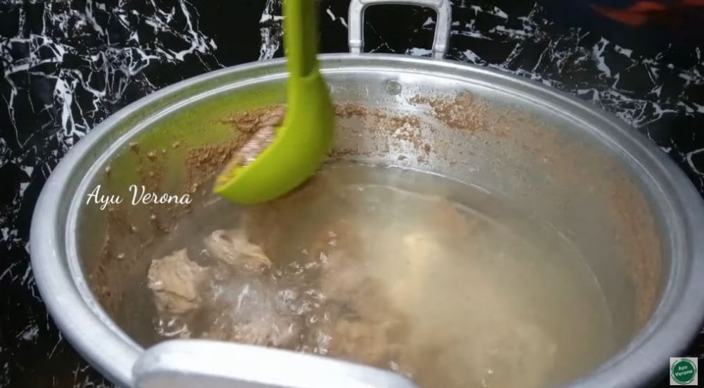 Cukup pakai 2 bahan, begini cara merebus daging sapi agar empuk dalam 17 menit walau tanpa presto