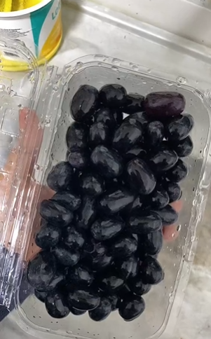 Tak perlu garam, ini cara cepat menghilangkan lapisan lilin pada anggur pakai 1 bahan pembuat kue