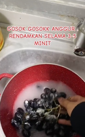 Tak perlu garam, ini cara cepat menghilangkan lapisan lilin pada anggur pakai 1 bahan pembuat kue