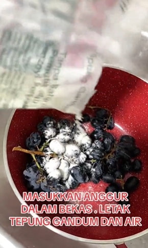 Tak perlu garam, ini cara cepat menghilangkan lapisan lilin pada anggur pakai 1 bahan pembuat kue