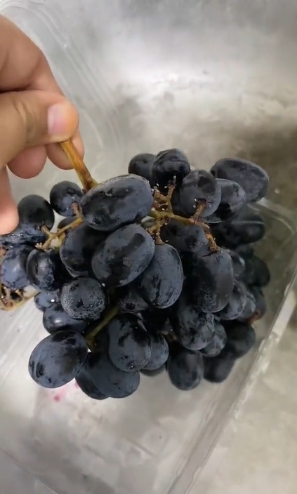 Tak perlu garam, ini cara cepat menghilangkan lapisan lilin pada anggur pakai 1 bahan pembuat kue