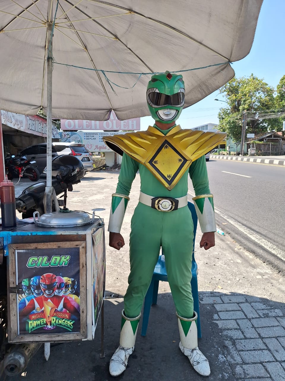 Kisah penjual cilok berkostum Power Ranger, dagangan jadi laris manis usai bergaya totalitas