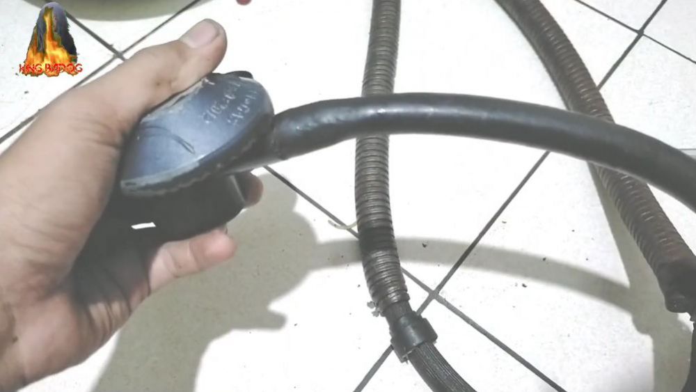 Tak perlu ganti baru, ini trik mudah mengatasi selang tabung gas yang bocor dan sobek