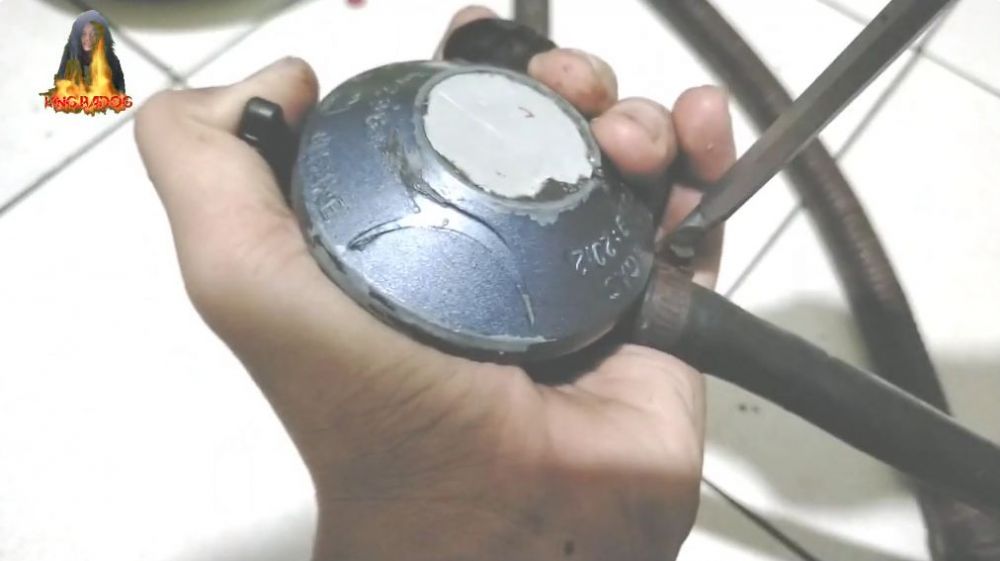 Tak perlu ganti baru, ini trik mudah mengatasi selang tabung gas yang bocor dan sobek