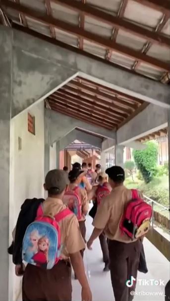 potret kocak kelakuan siswa bawa tas ke sekolah Berbagai sumber