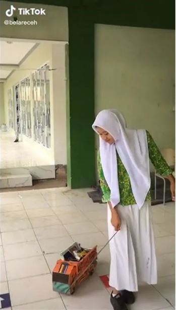 potret kocak kelakuan siswa bawa tas ke sekolah Berbagai sumber