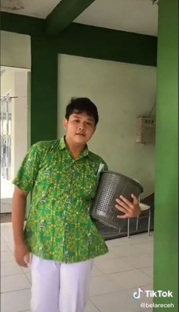 potret kocak kelakuan siswa bawa tas ke sekolah Berbagai sumber