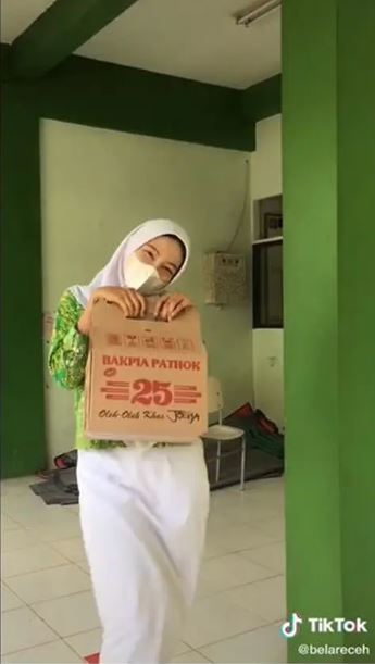 potret kocak kelakuan siswa bawa tas ke sekolah Berbagai sumber
