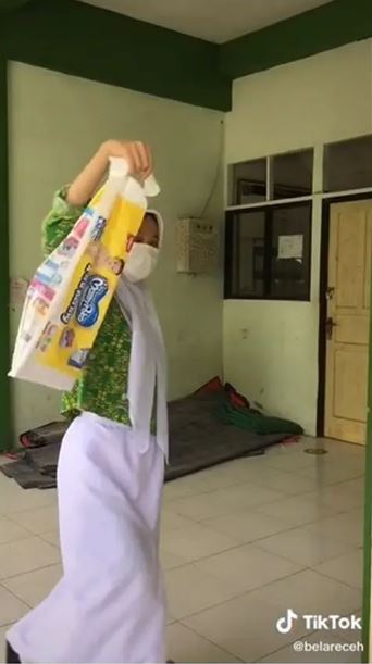 potret kocak kelakuan siswa bawa tas ke sekolah Berbagai sumber