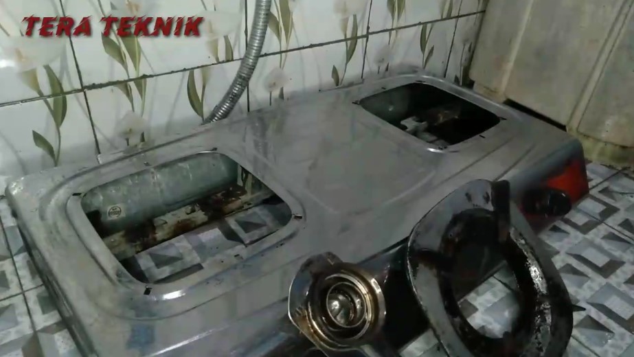 Bukan diberi baking soda, ini cara lunturkan noda kerak dan karat di kompor pakai 2 bahan dapur