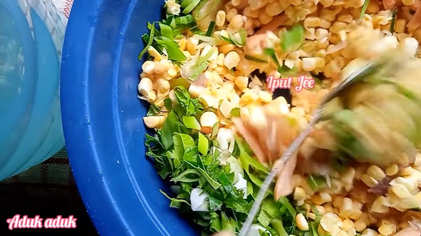 Tanpa diberi terigu, ini trik bikin bakwan jagung renyah dan antilembek seharian pakai 2 bahan dapur