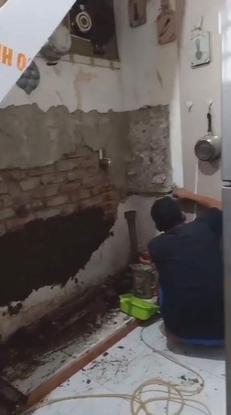 kolong tangga direnovasi jadi dapur © 2023 brilio.net