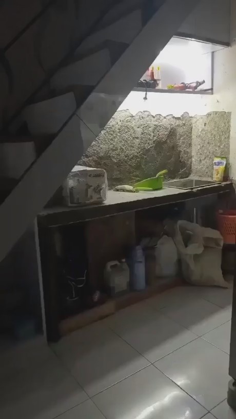 kolong tangga direnovasi jadi dapur © 2023 brilio.net