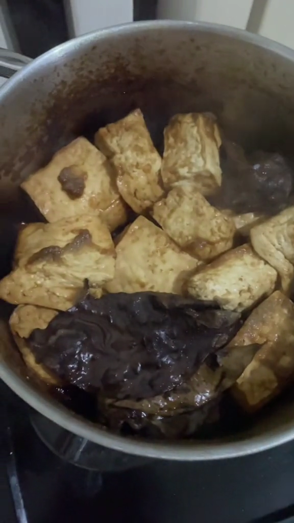 Jangan cuma direbus, ini trik bikin tahu bacem semakin legit, padat, dan nggak gosong saat digoreng