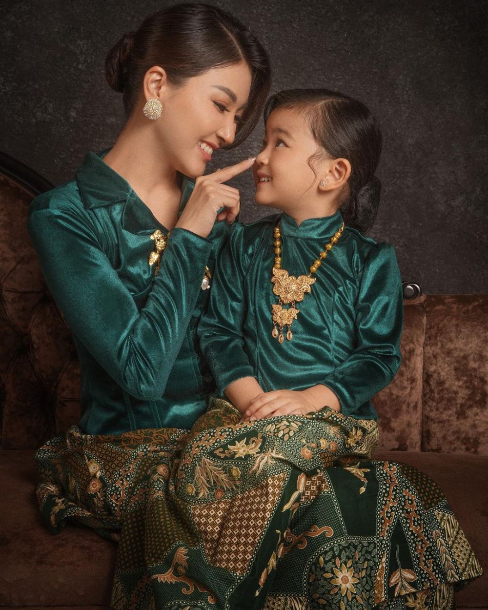 pemotretan terbaru sarwendah bertema nusantara bareng tiga anaknya © berbagai sumber