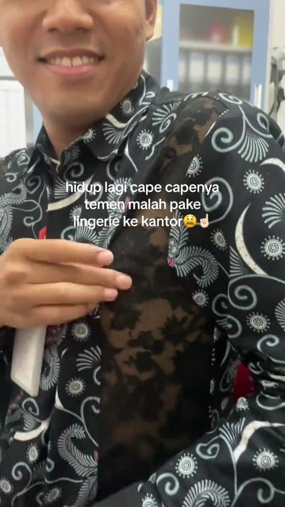 Pria kenakan batik berdesain nyeleneh © TikTok