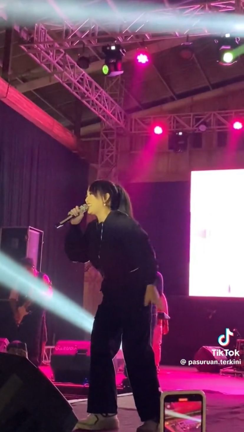 happy asmara kesurupan saat manggung © TikTok happy asmara kesurupan saat manggung © TikTok