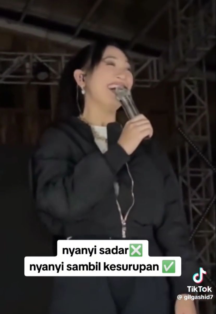 happy asmara kesurupan saat manggung © TikTok