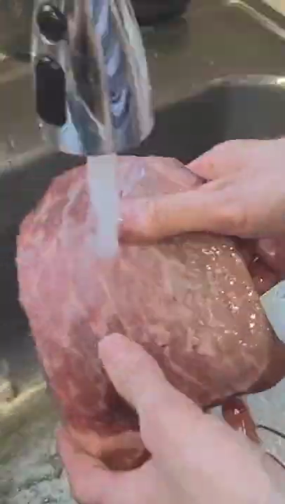 Tanpa dimarinasi baking soda, ini cara mudah mengempukkan daging sapi cuma pakai 1 bahan dapur