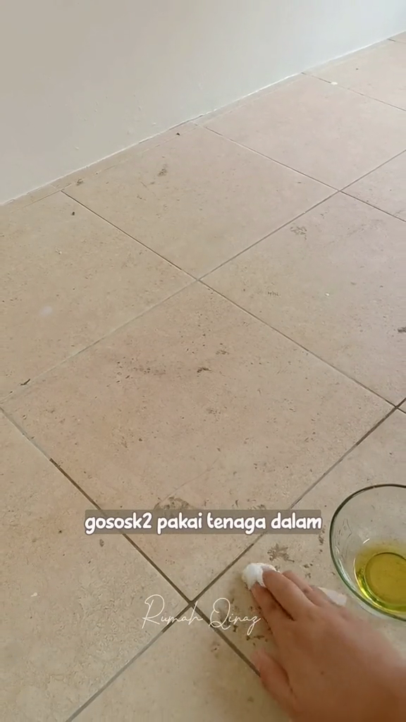 Jangan langsung dipel, ini cara bersihkan noda lem di lantai agar kinclong lagi pakai 1 bahan dapur