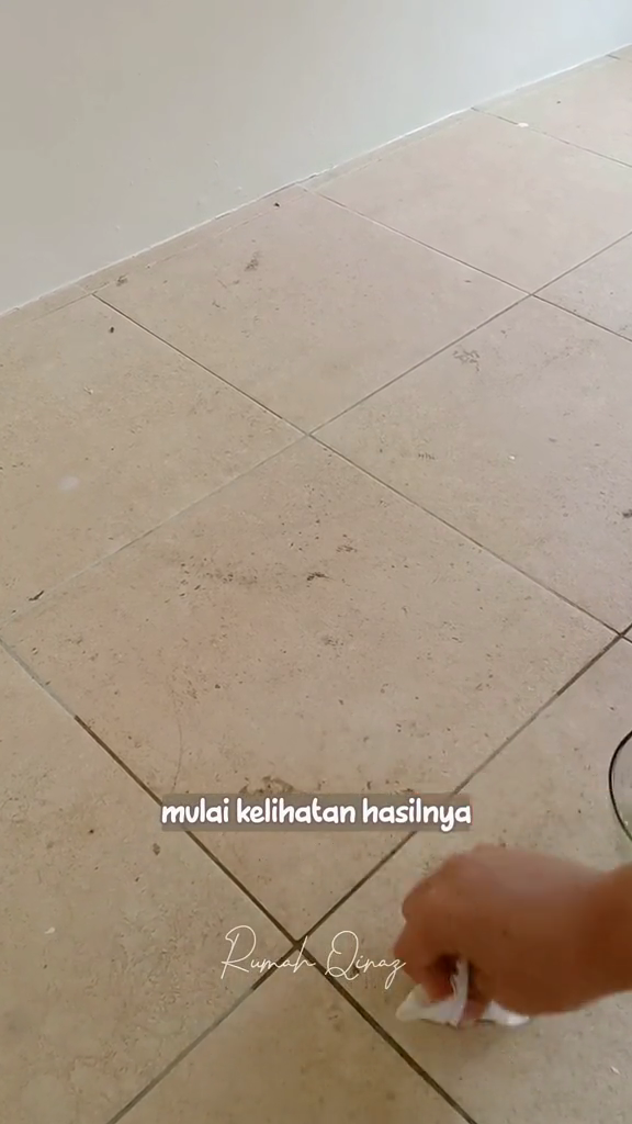 Jangan langsung dipel, ini cara bersihkan noda lem di lantai agar kinclong lagi pakai 1 bahan dapur