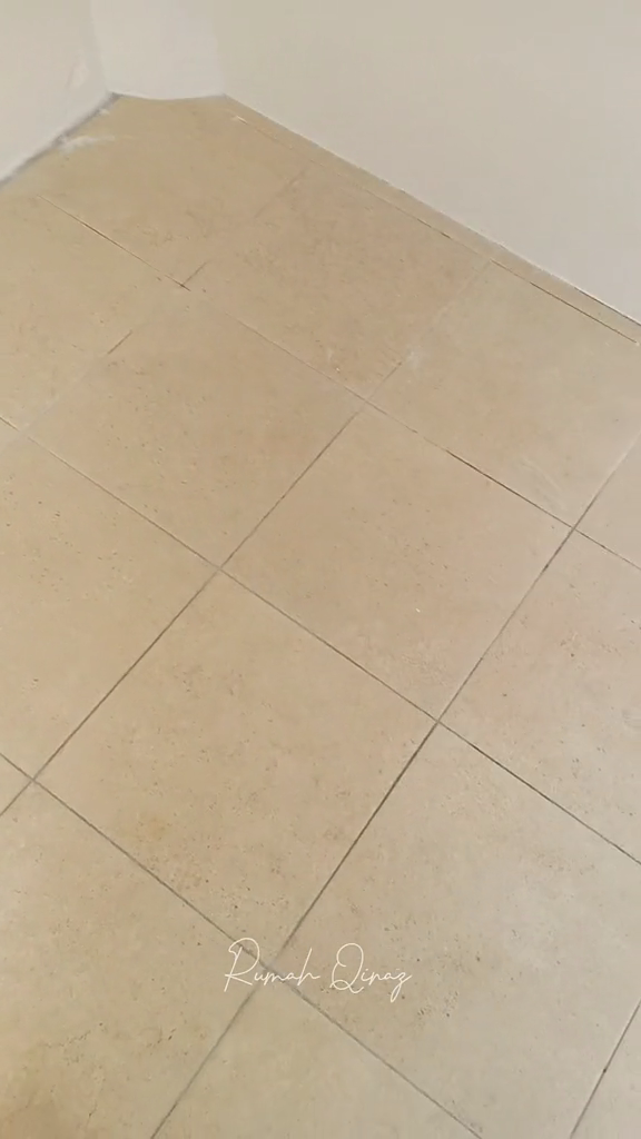 Jangan langsung dipel, ini cara bersihkan noda lem di lantai agar kinclong lagi pakai 1 bahan dapur