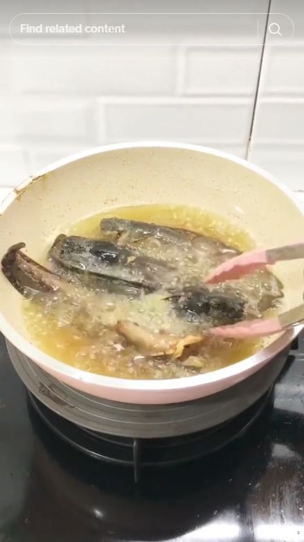 Tak perlu ditaburi tepung, begini trik menggoreng lele supaya tak meletus dan lengket di wajan