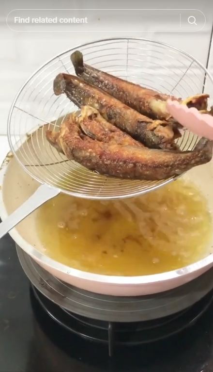 Tak perlu ditaburi tepung, begini trik menggoreng lele supaya tak meletus dan lengket di wajan