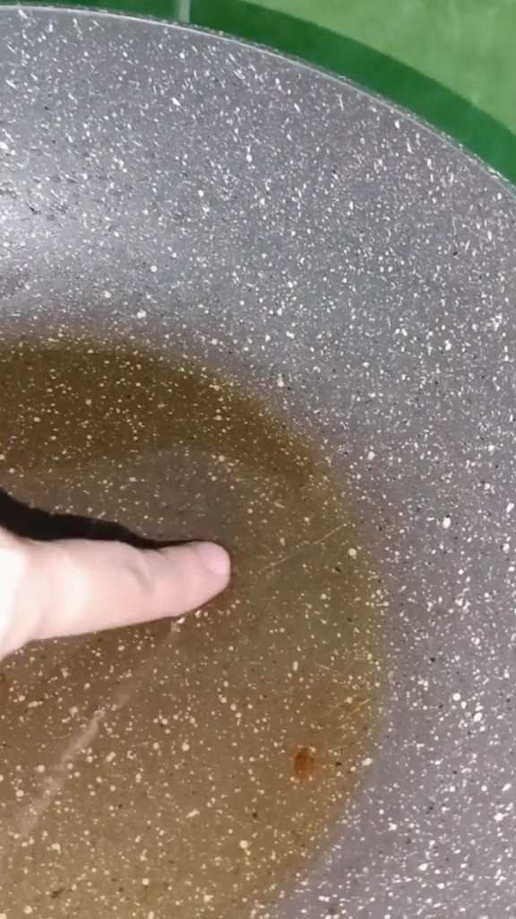 Bukan madu, ini cara mengatasi tangan terkena minyak panas agar tak melepuh cuma pakai 1 bahan dapur