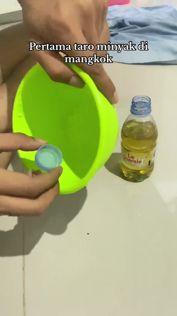 Bukan dengan kopi, aksi pria menangkap nyamuk ini antimainstream dan ampuh cuma pakai 1 alat dapur