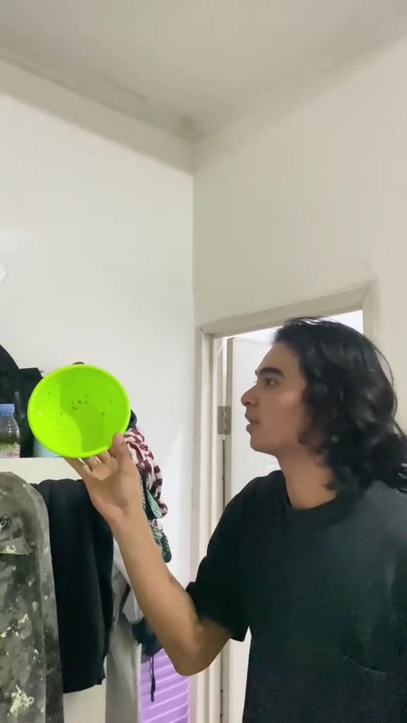 Bukan dengan kopi, aksi pria menangkap nyamuk ini antimainstream dan ampuh cuma pakai 1 alat dapur