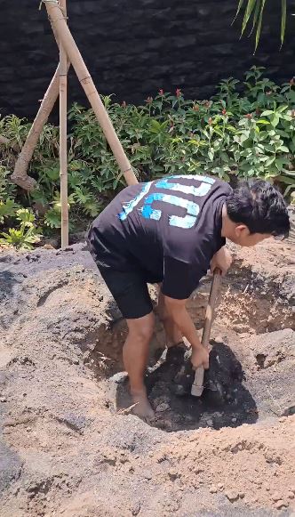 momen sederhana Denny Caknan tak segan bantu tukang di rumah © 2023 brilio.net