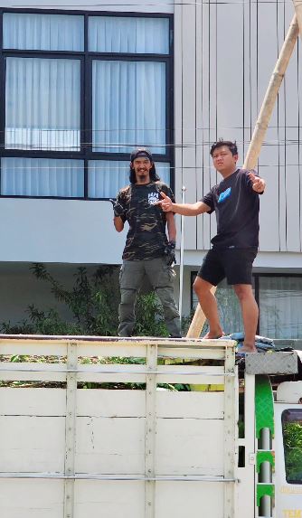 momen sederhana Denny Caknan tak segan bantu tukang di rumah © 2023 brilio.net