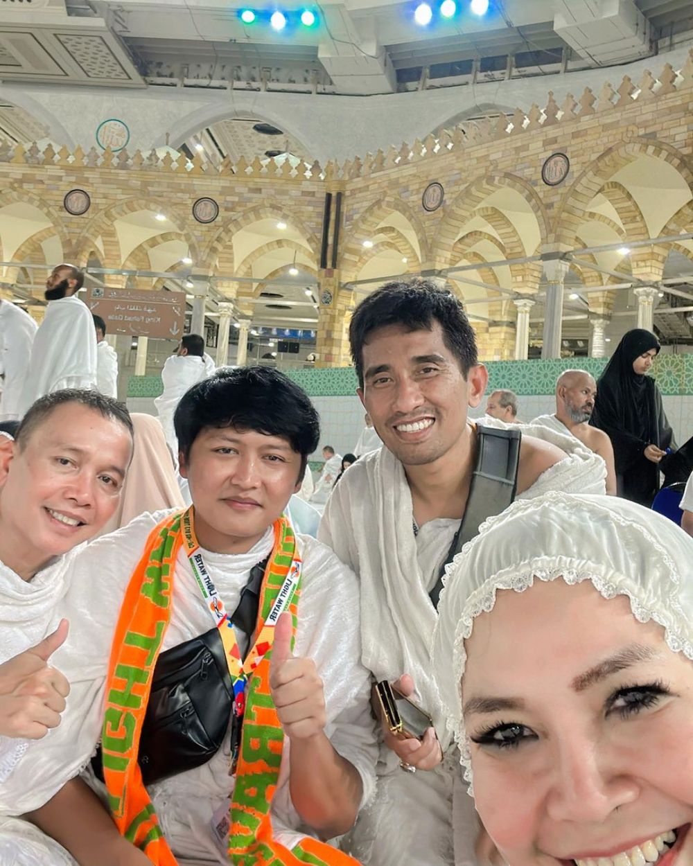 penampilan seleb dicibir saat umrah © berbagai sumber penampilan seleb dicibir saat umrah © berbagai sumber