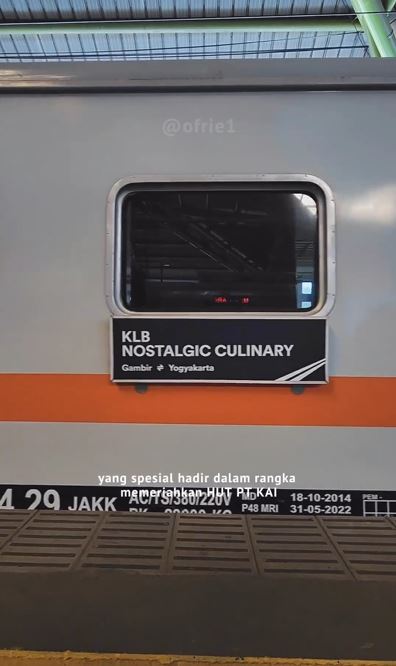 Potret pedagang asongan dibolehkan lagi masuk di kereta api Instagram