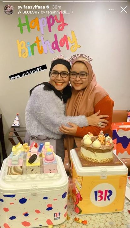 paras syifa adik ayu ting-ting di ultah sang ibu bikin salfok © berbagai sumber
