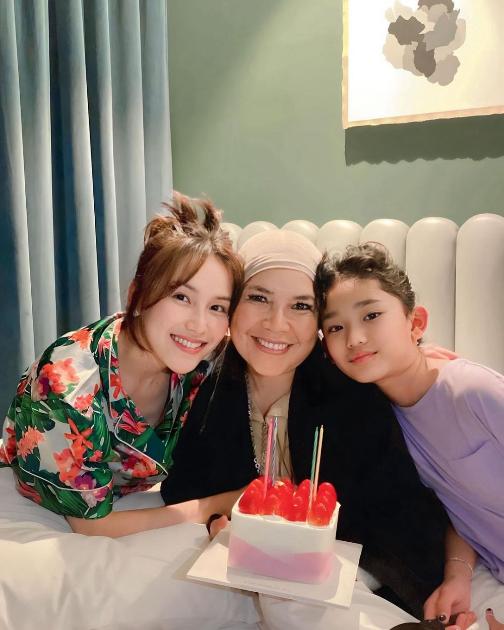 9 Momen ulang tahun Umi Kalsum ibu Ayu Ting Ting dirayakan di Korea, paras Syifa bikin salfok