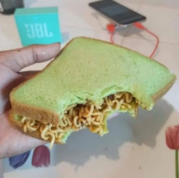 potret kocak cara makan mi instan Berbagai sumber