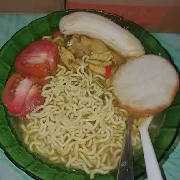 potret kocak cara makan mi instan Berbagai sumber