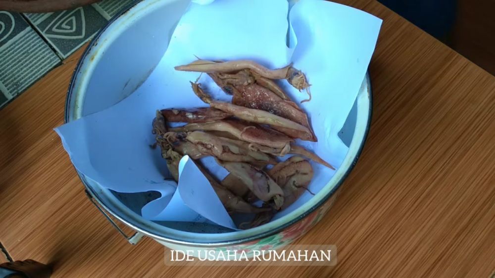 Bukan direndam garam, ini cara menghilangkan rasa asin berlebih pada cumi asin pakai 1 alat