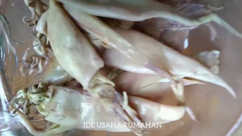 Bukan direndam garam, ini cara menghilangkan rasa asin berlebih pada cumi asin pakai 1 alat