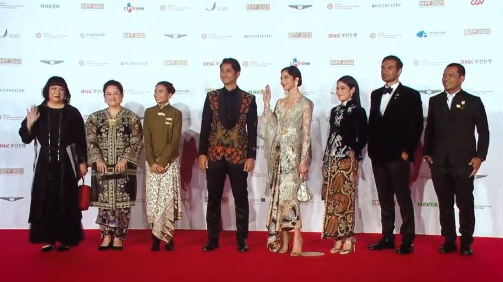 Arya Saloka berlenggang dengan Dian Sastro © Instagram