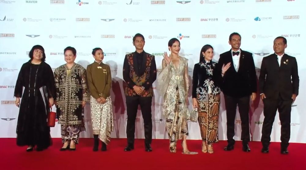 Arya Saloka berlenggang dengan Dian Sastro © Instagram