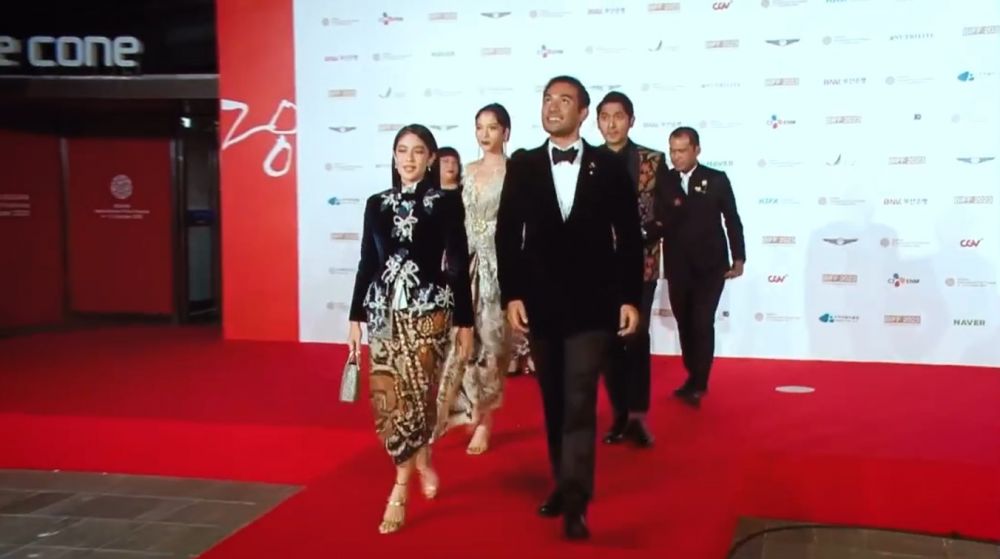 Arya Saloka berlenggang dengan Dian Sastro © Instagram