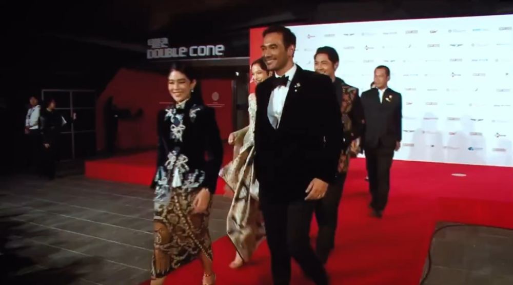 Arya Saloka berlenggang dengan Dian Sastro © Instagram