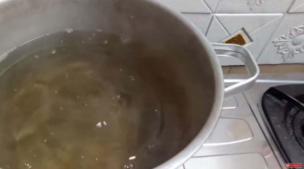 Tanpa sitrun dan baking soda, ini cara bersihkan tungku kompor gas yang berminyak dan berkerak