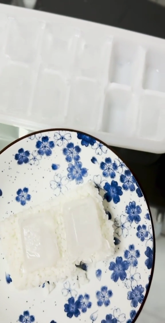 Tanpa dikukus atau ditanak lagi, ini cara memanaskan nasi beku dari freezer cuma pakai 1 bahan makanan