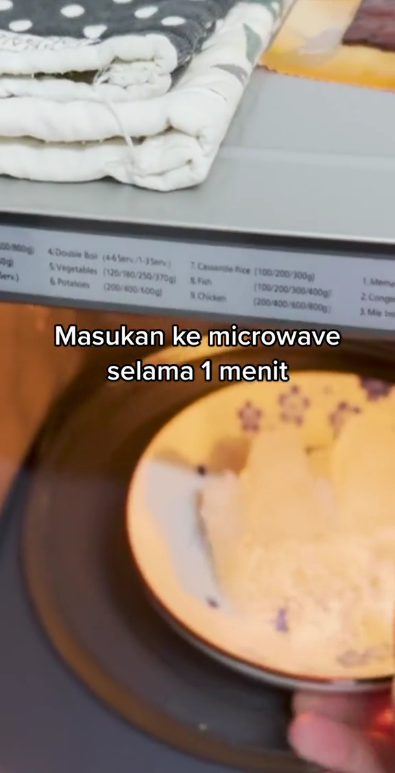 Tanpa dikukus atau ditanak lagi, ini cara memanaskan nasi beku dari freezer cuma pakai 1 bahan makanan